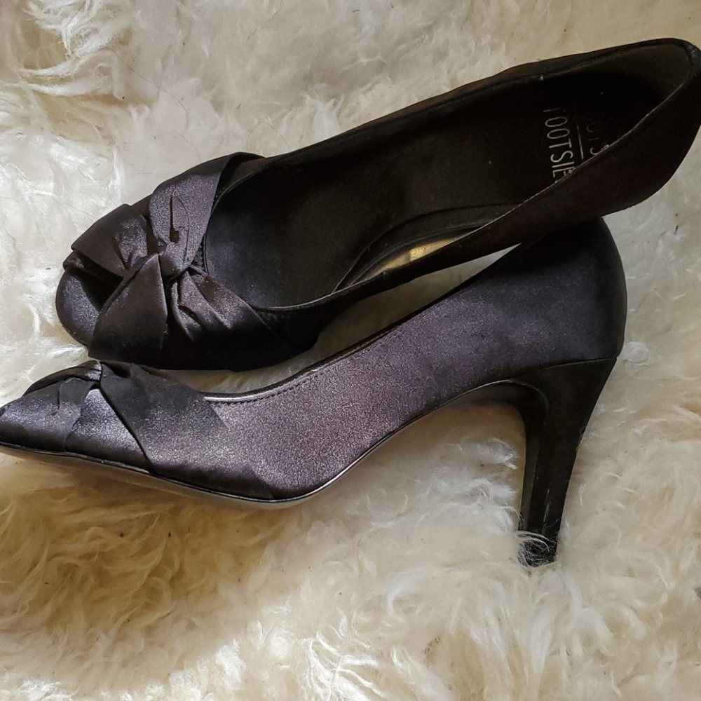 Black pumps